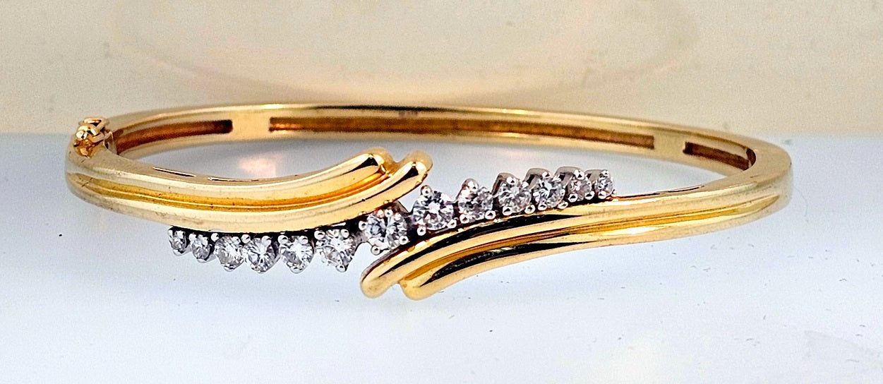 Vintage .90 Cts Round Brilliant Cut Diamonds Bangle Bracelet In 585 14K Gold