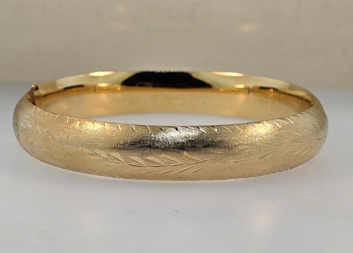 Vintage 14K Yellow Gold Flower Etched Hinged Bangle Bracelet 13.7 Grams