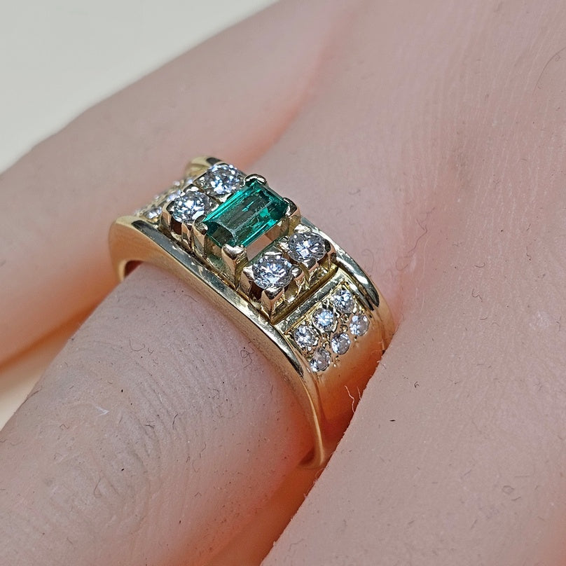 Vintage 18k Yellow Gold Natural Emerald & Diamond Ladies Band Ring 9.0g Sz8