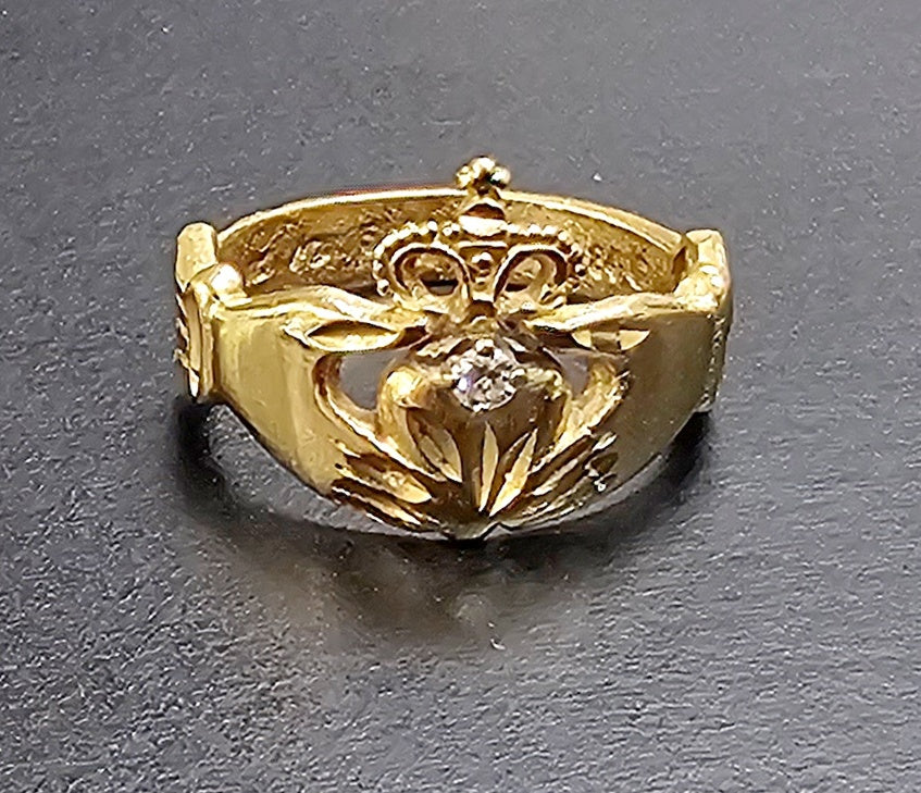 vtg Claddagh natural .04 ct Diamond Solid 14k Yellow Gold Ring Irish Wedding Ring