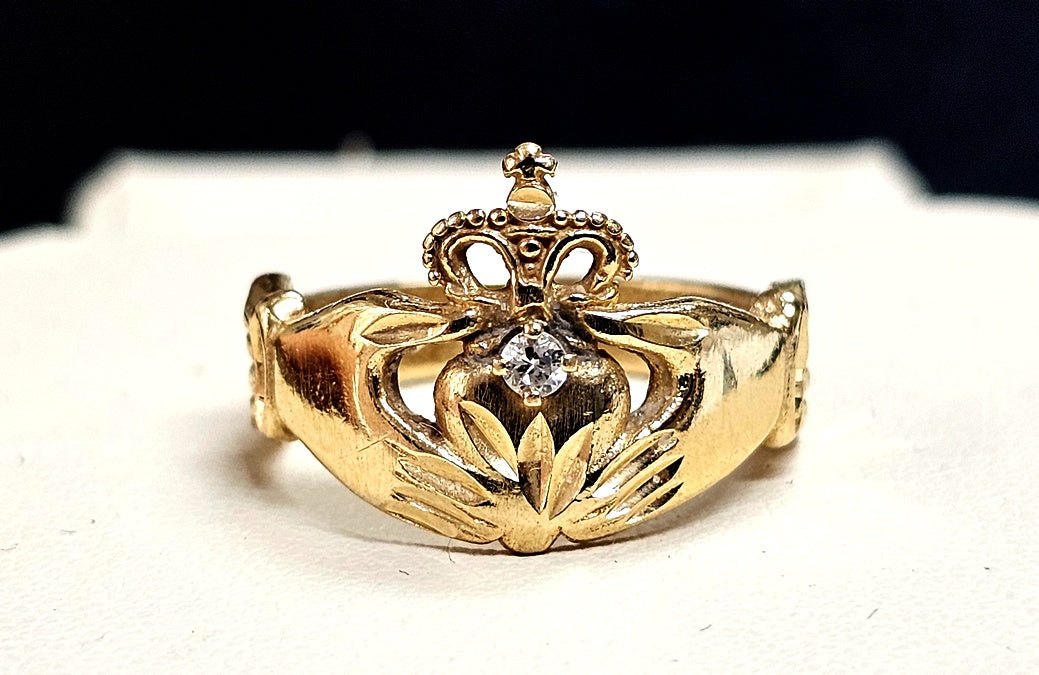 vtg Claddagh natural .04 ct Diamond Solid 14k Yellow Gold Ring Irish Wedding Ring