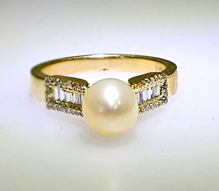 Classic 14k Solid Yellow Gold Tear Drop Pearl and Diamond Ring Size 6.5