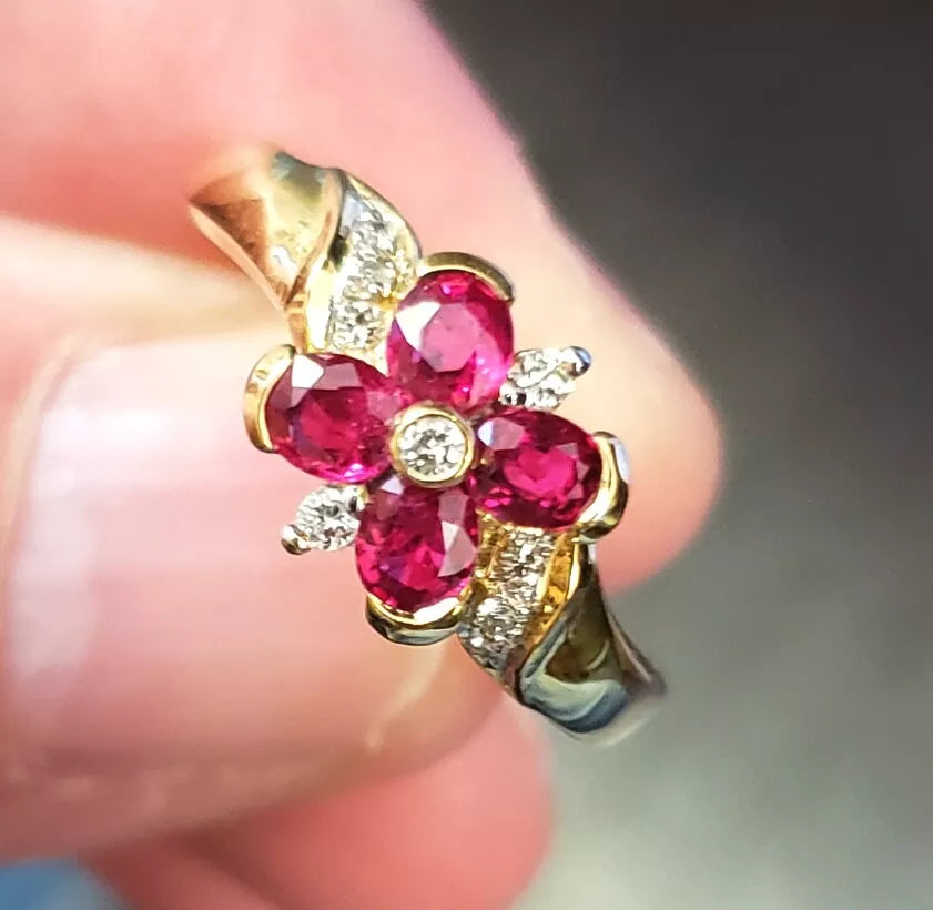 ESTATE DIAMOND & AAA OVAL RUBY 18K YELLOW GOLD FLOWER RING